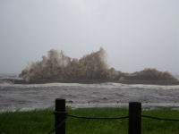 強い波が打ち付けています 強い波が打ち付けています