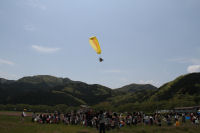 パラグライダーによるお菓子まき