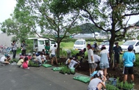 三聖塾生が十字の園で花植えボランティア