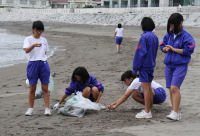 松崎中学校生徒による海岸清掃