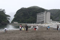 伝統芸能披露「夏の松崎太鼓」に向け海岸清掃