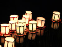 灯ろう流しと水中金魚花火