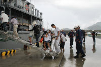 防災訓練（海上自衛隊の船による滞留観光客海上脱出訓練）