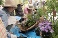 花の会「民具を使った寄せ植えづくり」