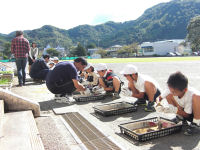 小学生が授業で光る泥団子作り（２回目の作業）