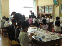 小学生が授業で光る泥だんごづくり