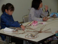 棚田百笑くらぶとして、あけびづるを使った「クリスマスベル作り」