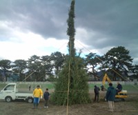 松崎海岸でどんど焼きの準備が行われました