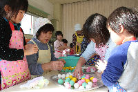 松崎幼稚園岩科園でどんど焼きのお団子作り