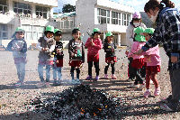 松崎幼稚園中川園でお団子作りとどんど焼き