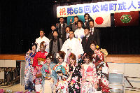 成人式会場で記念撮影