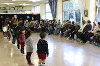 松崎幼稚園中川園の園児と中川サロンの交流会