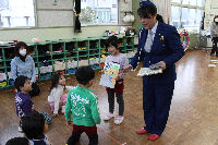 松崎幼稚園岩科園で交通安全かるた大会