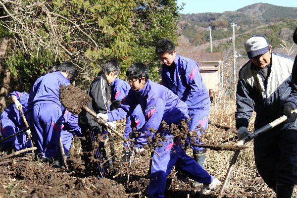 ホタルボランティアの中高生がビオトープ作り