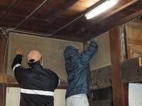 長八作鏝絵の切り取り作業