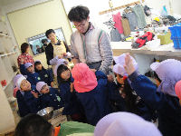 松崎幼稚園中川園の園児がワークショップマナと交流会