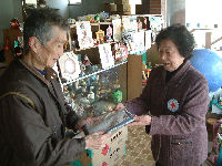 松崎町赤十字奉仕団による手作り枕カバーの配布