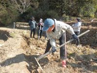 棚田百笑くらぶの子どもたちが石部棚田保存会の指導のもと畦切りを行いました