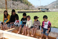 那賀の田んぼをつかった花畑で足湯オープン