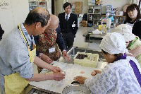 桜葉工場見学と桜葉まんじゅう作り体験