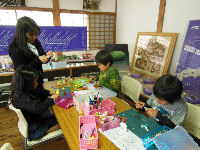 重文岩科学校でまゆ玉人形教室開催中
