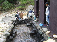 雲見で渚の足湯と赤井浜露天風呂の清掃作業