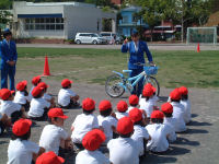 小学校で自転車教室