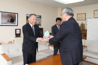 ネッツトヨタから防災用品の寄贈