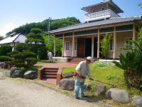 「道の駅」花の三聖苑で草刈りボランティア