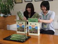 姉妹都市の北海道帯広市からアスパラ届く