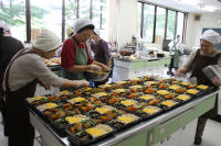 ひまわり会が高齢者のお弁当づくり