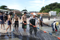 安曇地区訪問団地引き網体験
