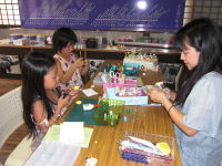 重文岩科学校でまゆ玉人形教室