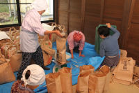 棚田収穫米袋詰め作業