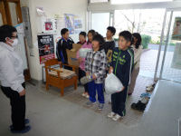 松崎小学校の5年生がプルタブと使用済み切手を届ける