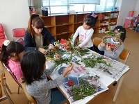 児童館　クリスマス飾りづくり