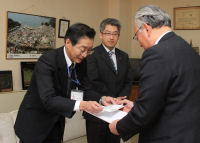 三信福祉協会から福祉活動助成金の寄附 三信福祉協会から福祉活動助成金の寄附