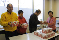 赤い羽根共同募金会から松崎町手をつなぐ育成会にクリスマスケーキ