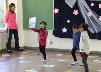 松崎幼稚園中川園で交通安全カルタ大会