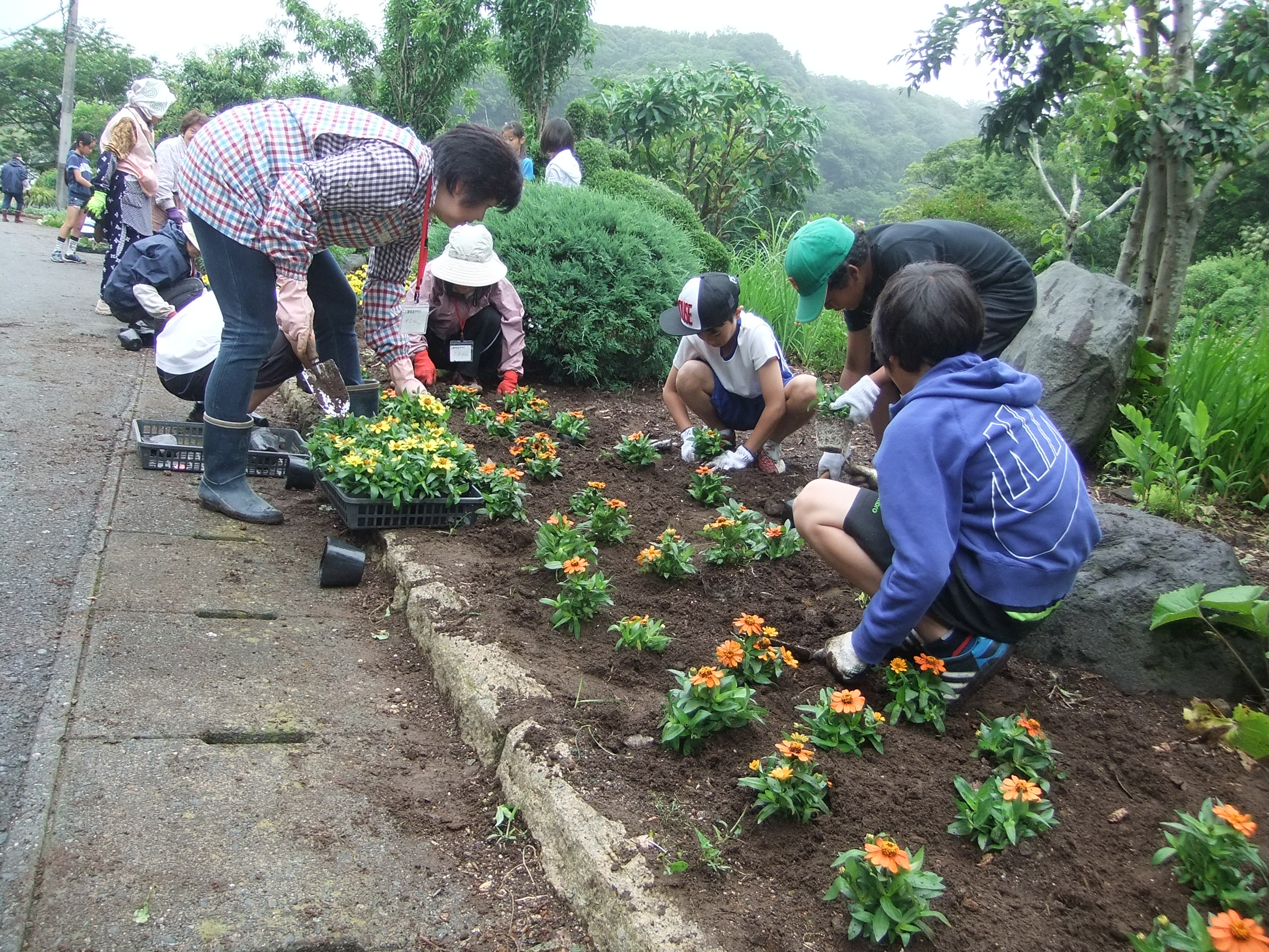 松崎三聖塾花植え作業