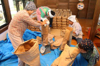 米袋詰め作業