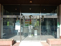 役場玄関前飾り